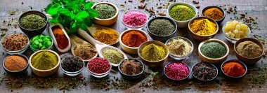 Baharat ve bitkilerin karışımı..