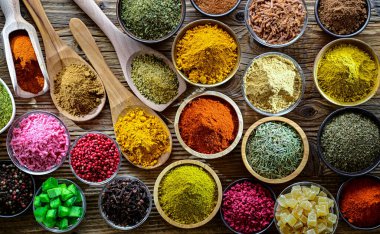 Baharat ve bitkilerin karışımı..