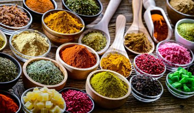Baharat ve bitkilerin karışımı..