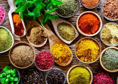 Baharat ve bitkilerin karışımı..