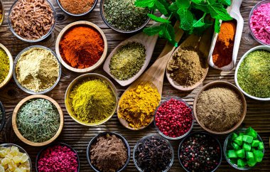 Baharat ve bitkilerin karışımı..