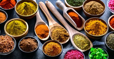 Baharat ve bitkilerin karışımı..