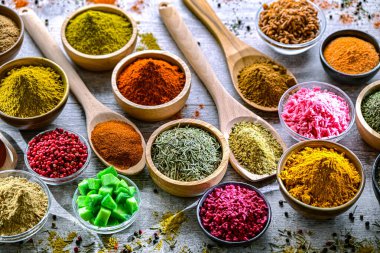 Baharat ve bitkilerin karışımı..