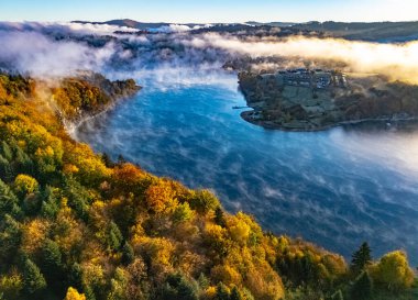 Polonya 'nın Bieszczady Dağları' ndaki Zawoz köyü yakınlarındaki Solina Gölü 'nün havadan görünüşü