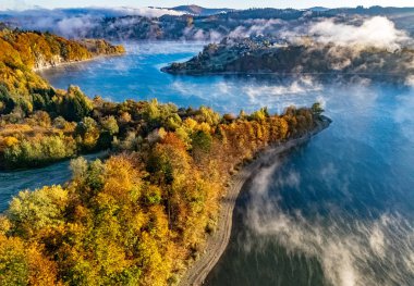 Polonya 'nın Bieszczady Dağları' ndaki Zawoz köyü yakınlarındaki Solina Gölü 'nün havadan görünüşü