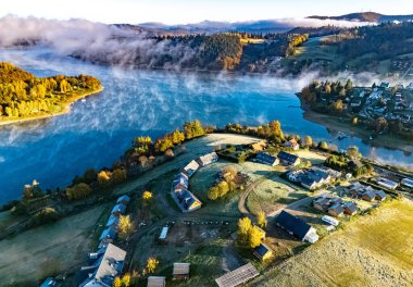 Polonya 'nın Bieszczady Dağları' ndaki Zawoz köyü yakınlarındaki Solina Gölü 'nün havadan görünüşü