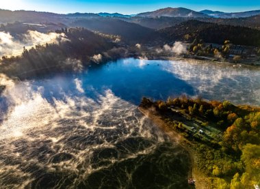 Polonya 'nın Bieszczady Dağları' ndaki Zawoz köyü yakınlarındaki Solina Gölü 'nün havadan görünüşü