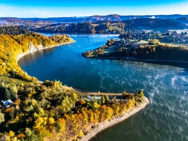 Polonya 'nın Bieszczady Dağları' ndaki Zawoz köyü yakınlarındaki Solina Gölü 'nün havadan görünüşü