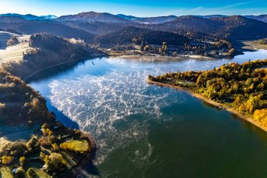 Polonya 'nın Bieszczady Dağları' ndaki Zawoz köyü yakınlarındaki Solina Gölü 'nün havadan görünüşü