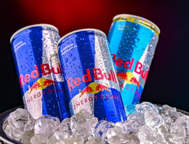 POZNAN, POL - 17 Nisan 2025: Avusturya 'dan gelen bir enerji içeceği markası olan Red Bull konserveleri