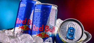 POZNAN, POL - 17 Nisan 2025: Avusturya 'dan gelen bir enerji içeceği markası olan Red Bull konserveleri