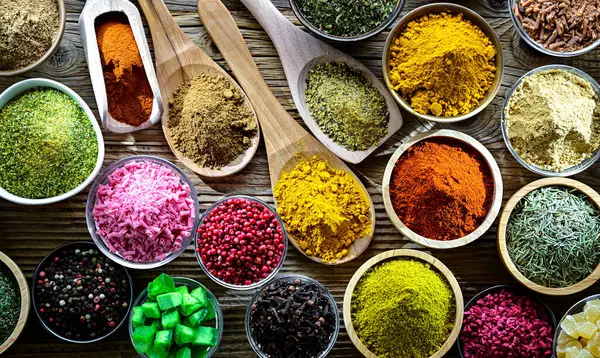 Baharat ve bitkilerin karışımı..