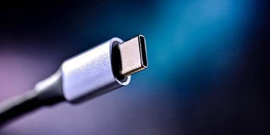 Ses, video ve diğer verileri taşımak için USB Tip-C eklentisi, örneğin monitörlere veya harici sürücülere bağlanmak için