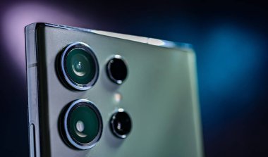 Modern bir akıllı telefonun lenslerine yakın çekim