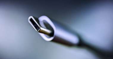 Ses, video ve diğer verileri taşımak için USB Tip-C eklentisi, örneğin monitörlere veya harici sürücülere bağlanmak için