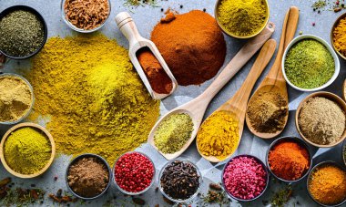 Baharat ve bitkilerin karışımı..