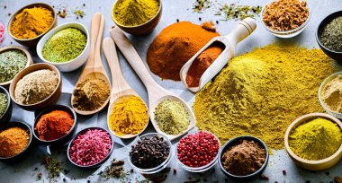 Baharat ve bitkilerin karışımı..