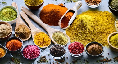 Baharat ve bitkilerin karışımı..
