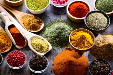 Baharat ve bitkilerin karışımı..