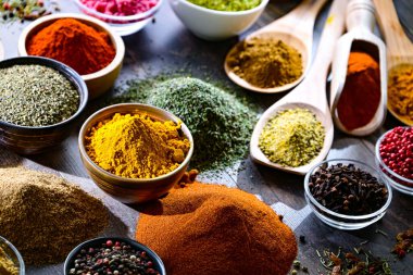 Baharat ve bitkilerin karışımı..