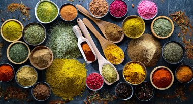 Baharat ve bitkilerin karışımı..