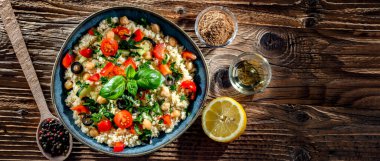 Sebze ve nohut ile servis edilen bir tabak kuskus.