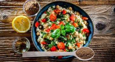 Sebze ve nohut ile servis edilen bir tabak kuskus.