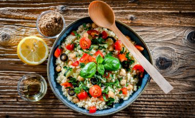 Sebze ve nohut ile servis edilen bir tabak kuskus.