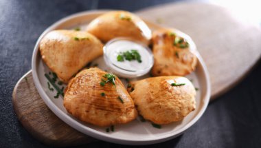 Bir tabak fırında pierogi ile kompozisyon.