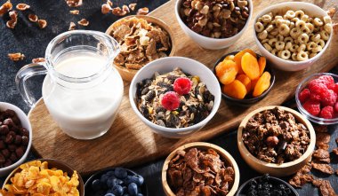 Farklı türde kahvaltı tahıl ürünleri ve taze meyve ile kompozisyon