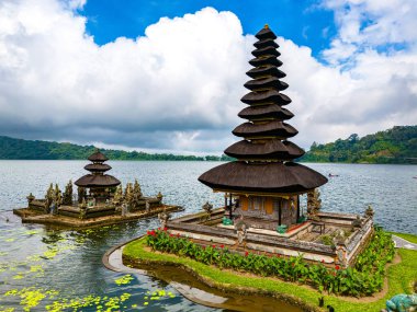 Endonezya, Bali, Bratan Gölü kıyısındaki Ulun Danu Beratan tapınağı.