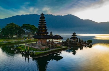 Endonezya, Bali, Bratan Gölü kıyısındaki Ulun Danu Beratan tapınağı.