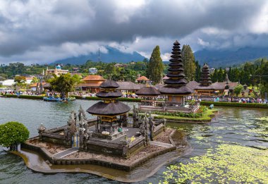 Endonezya, Bali, Bratan Gölü kıyısındaki Ulun Danu Beratan tapınağı.