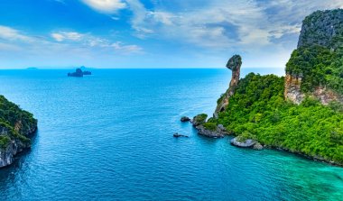 Tayland, Krabi yakınlarındaki Tavuk Adası manzarası.