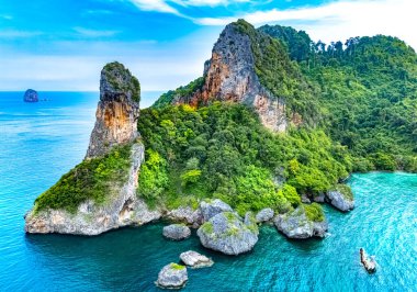 Tayland, Krabi yakınlarındaki Tavuk Adası manzarası.