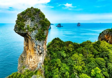 Tayland, Krabi yakınlarındaki Tavuk Adası manzarası.