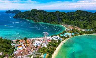 Tayland 'ın Krabi eyaletindeki Phi Phi Adası' nın havadan görüntüsü.