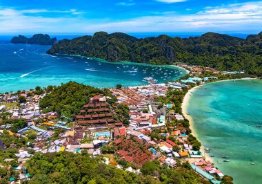 Tayland 'ın Krabi eyaletindeki Phi Phi Adası' nın havadan görüntüsü.