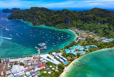 Tayland 'ın Krabi eyaletindeki Phi Phi Adası' nın havadan görüntüsü.