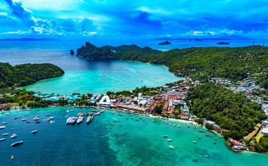 Tayland 'ın Krabi eyaletindeki Phi Phi Adası' nın havadan görüntüsü.