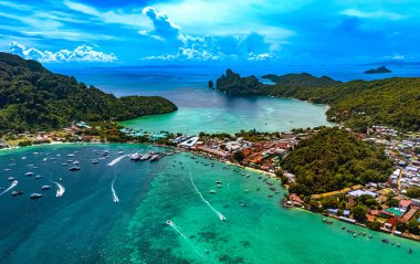 Tayland 'ın Krabi eyaletindeki Phi Phi Adası' nın havadan görüntüsü.