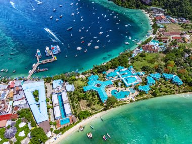 Tayland 'ın Krabi eyaletindeki Phi Phi Adası' nın havadan görüntüsü.