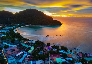 Tayland 'ın Krabi eyaletindeki Phi Phi Adası' nda günbatımı