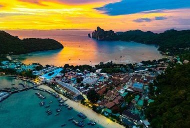 Tayland 'ın Krabi eyaletindeki Phi Phi Adası' nda günbatımı