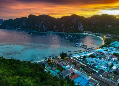 Tayland 'ın Krabi eyaletindeki Phi Phi Adası' nda günbatımı