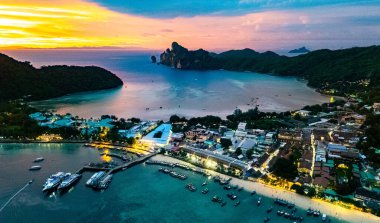 Tayland 'ın Krabi eyaletindeki Phi Phi Adası' nda günbatımı