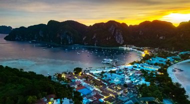 Tayland 'ın Krabi eyaletindeki Phi Phi Adası' nda günbatımı