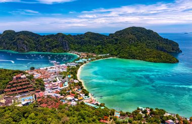 Tayland 'ın Krabi eyaletindeki Phi Phi Adası' nın havadan görüntüsü.