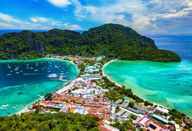 Tayland 'ın Krabi eyaletindeki Phi Phi Adası' nın havadan görüntüsü.