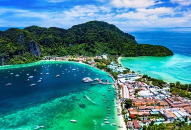 Tayland 'ın Krabi eyaletindeki Phi Phi Adası' nın havadan görüntüsü.